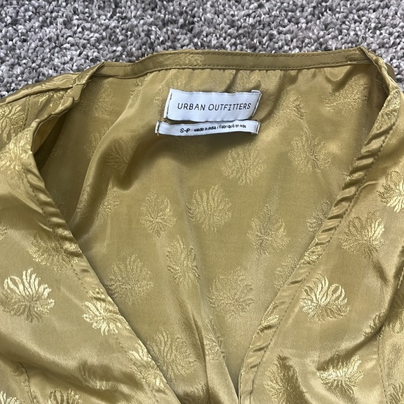 Urban outfitters green short sleeve silk crop top - Picture 3 of 3